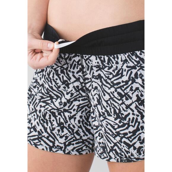Lululemon Tracker Short III 4-way Stretch Brushed Animal White Black - Picture 1 of 8